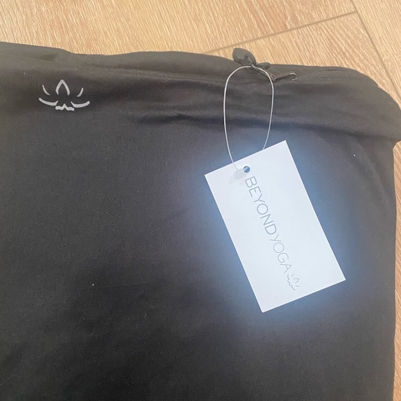 NWT Beyond Yoga Infinity Hidden pocket Scarf Black - Picture 3 of 9
